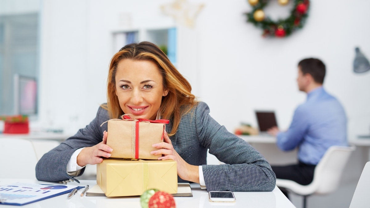 Chèques cadeaux et cadeaux aux salariés : le plafond URSSAF 2026 et le cas du dirigeant